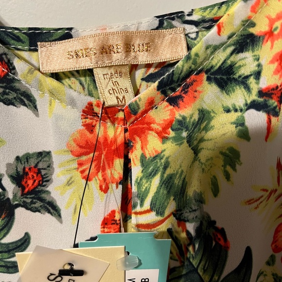 Skies are Blue - Elendil V-Neck Tank. Size Medium - Picture 4 of 16